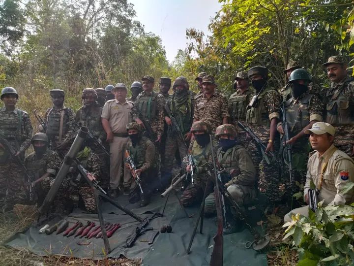 मणिपुर में बरामद हथियार और विस्फोटकों की तस्वीर। मणिपुर में बरामद हथियार और विस्फोटकों की तस्वीर।