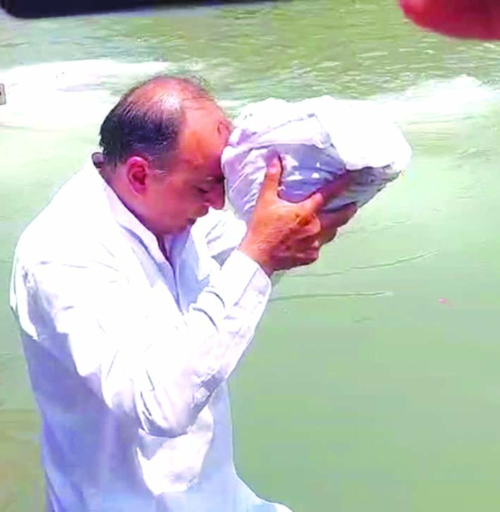 गंगा में अस्थि विसर्जित करते विनय नरवाल के पिता गंगा में अस्थि विसर्जित करते विनय नरवाल के पिता
