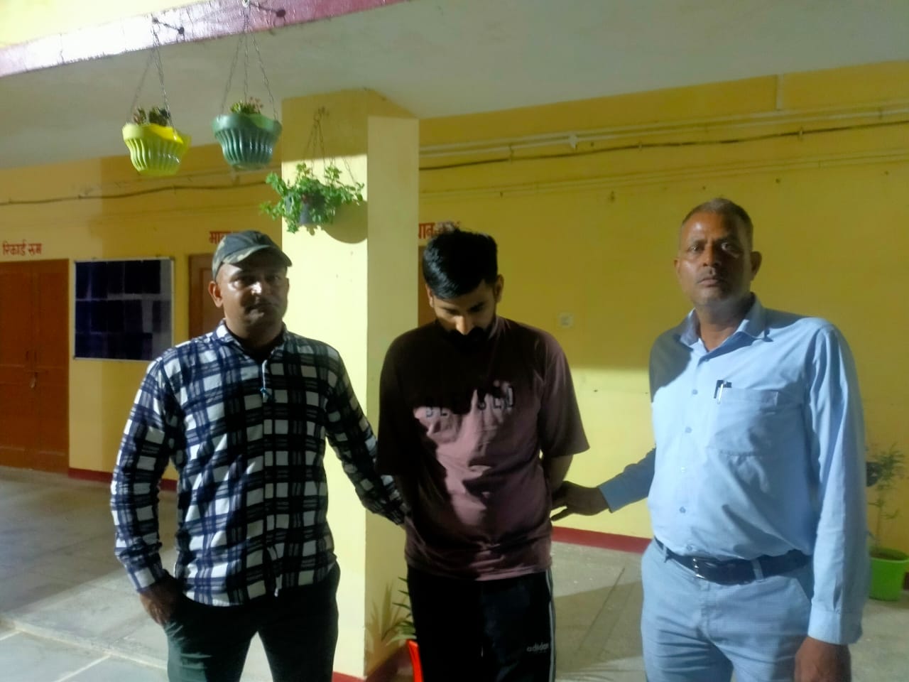 पटवारी सात हजार रुपये की रिश्वत लेते गिरफ्तार पटवारी सात हजार रुपये की रिश्वत लेते गिरफ्तार