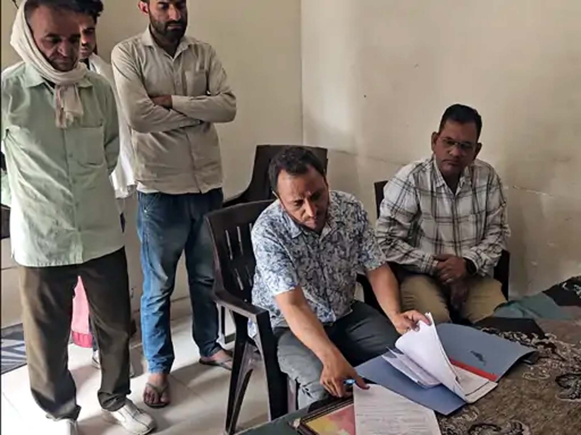धर्मकांटे पर जांच करते सीएम फ्लाइंग व मापतोल अधिकारी। धर्मकांटे पर जांच करते सीएम फ्लाइंग व मापतोल अधिकारी।