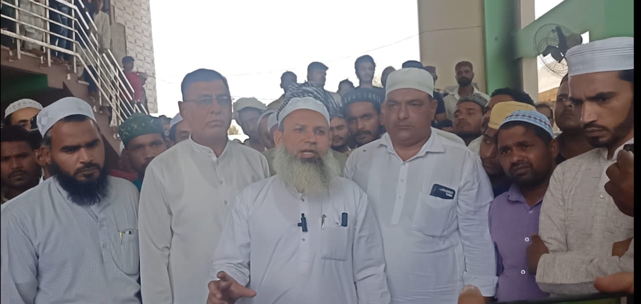 रोष व्यक्त करते हुए मुस्लिम समाज के लोग। रोष व्यक्त करते हुए मुस्लिम समाज के लोग।