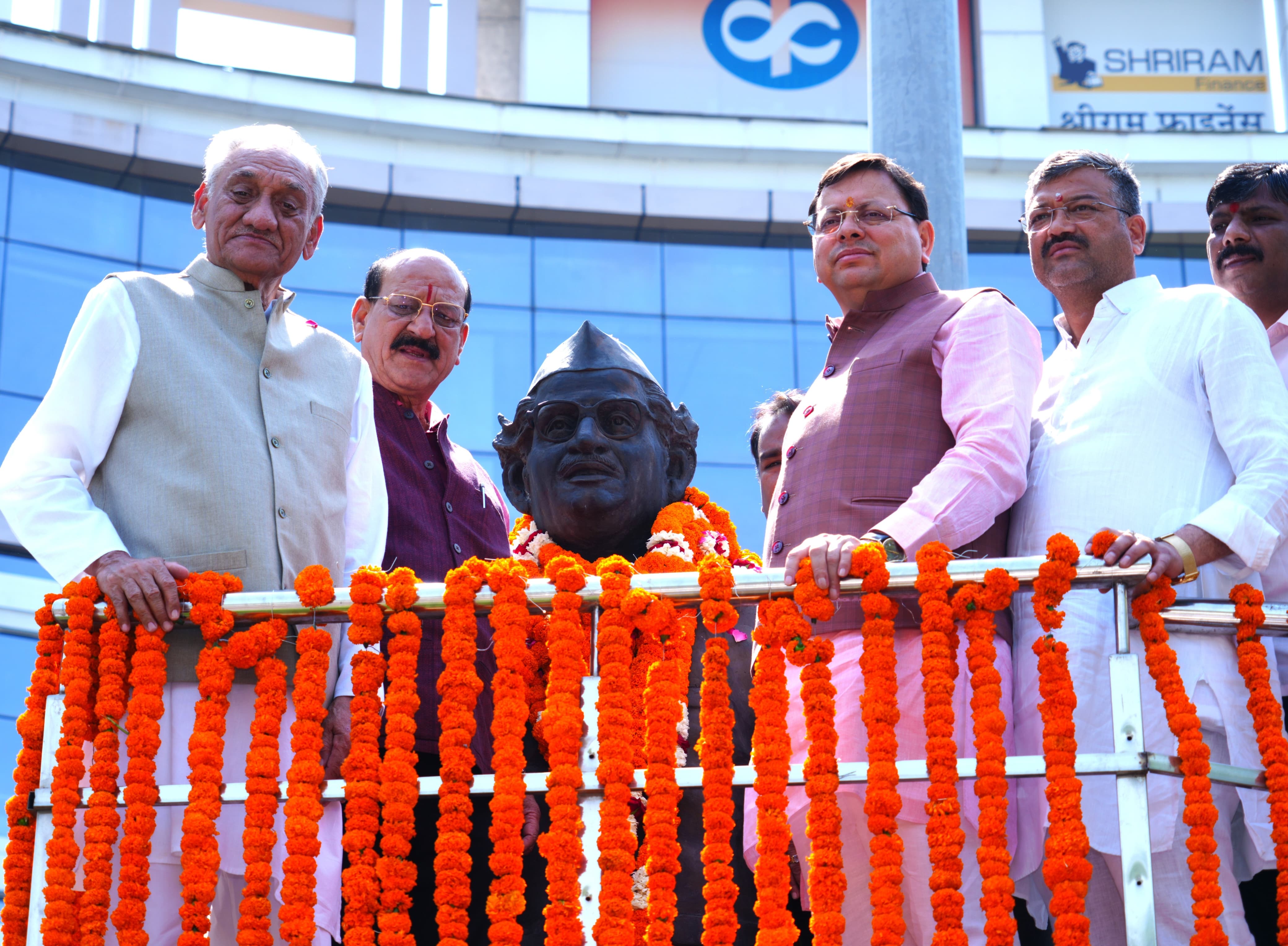 मुख्यमंत्री पुष्कर सिंह धामी और पूर्व मुख्यमंत्री विजय बहुगुणा, मंत्री सुबोध उनियाल, मेयर सौरभ थपलियाल, घण्टाघर स्थित हेमवती नंदन बहुगुणा की मूर्ति पर स्मरण करते। मुख्यमंत्री पुष्कर सिंह धामी और पूर्व मुख्यमंत्री विजय बहुगुणा, मंत्री सुबोध उनियाल, मेयर सौरभ थपलियाल, घण्टाघर स्थित हेमवती नंदन बहुगुणा की मूर्ति पर स्मरण करते।