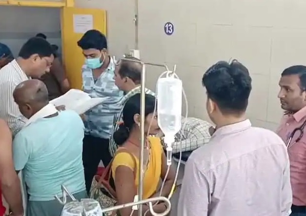 अस्पताल में भर्ती घायल और उनके तीमारदार। अस्पताल में भर्ती घायल और उनके तीमारदार।