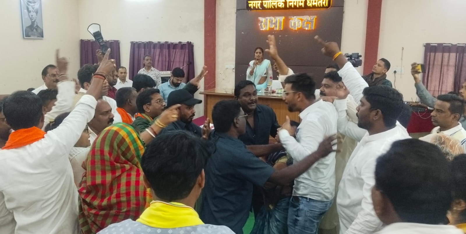भाजपा-कांग्रेस के पूर्व महापौर पर लगे कई आरोप, आठ एजेंडों पर हुई चर्चा, जमकर पक्ष व विपक्ष के पार्षदों में हुई बहस भाजपा-कांग्रेस के पूर्व महापौर पर लगे कई आरोप, आठ एजेंडों पर हुई चर्चा, जमकर पक्ष व विपक्ष के पार्षदों में हुई बहस