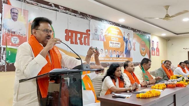 सम्बोधित करते वक्ता सम्बोधित करते वक्ता