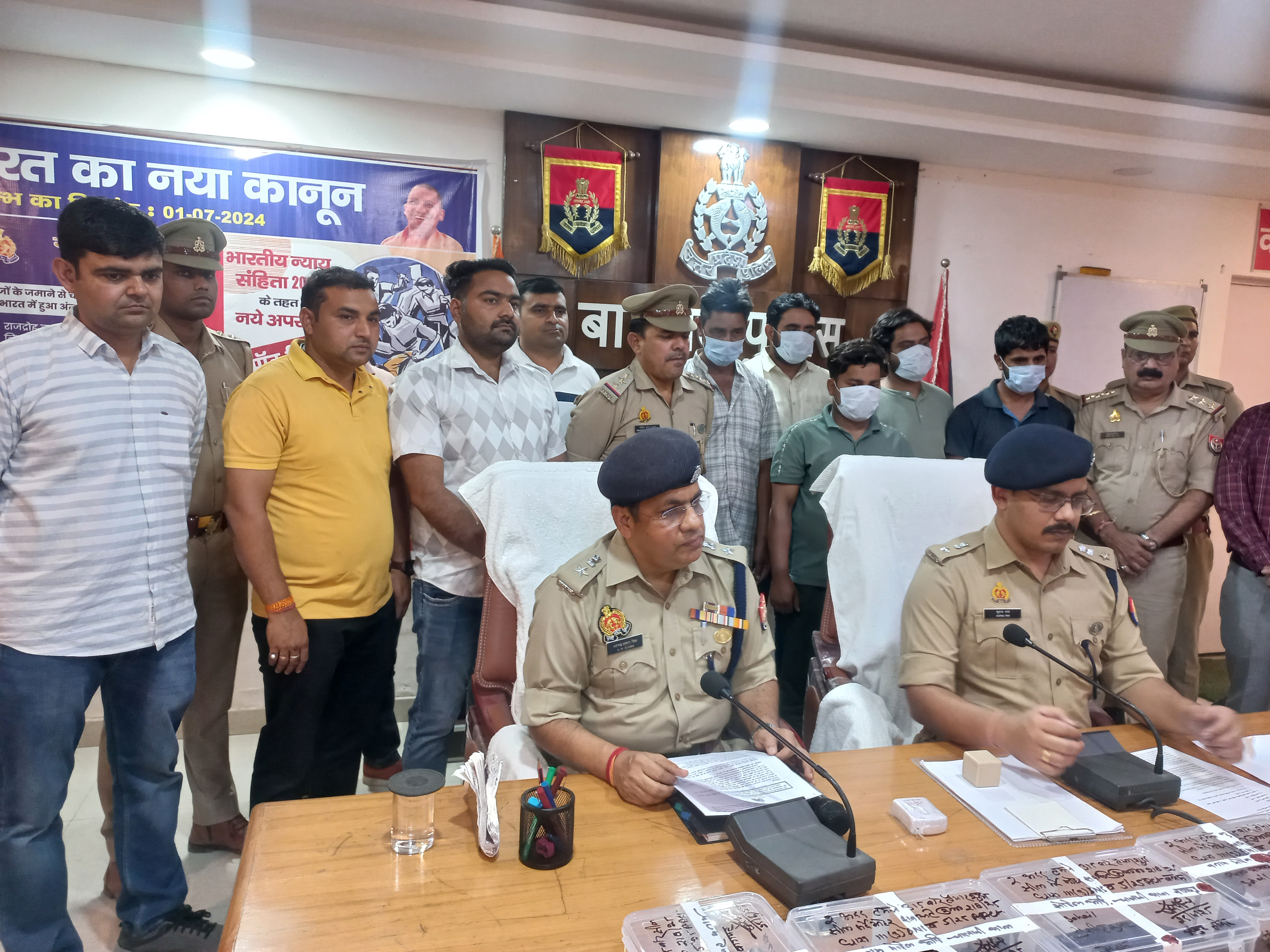 प्रेस वार्ता के दौरान बरामद किए गए तमंचे और पकड़े गए आरोपी प्रेस वार्ता के दौरान बरामद किए गए तमंचे और पकड़े गए आरोपी