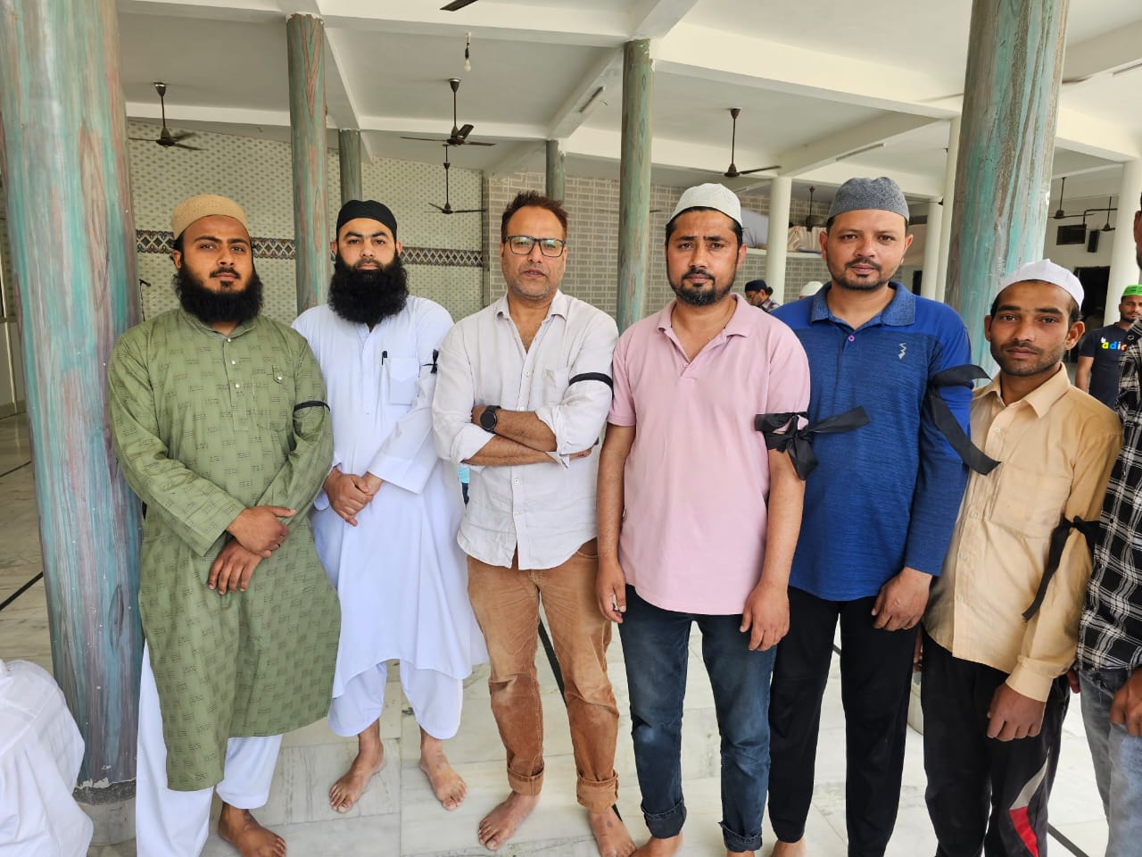 पहलगाम आतंकी हमले का मुस्लिम समुदाय ने काली पट्टी बाँधकर जताया विरोध पहलगाम आतंकी हमले का मुस्लिम समुदाय ने काली पट्टी बाँधकर जताया विरोध