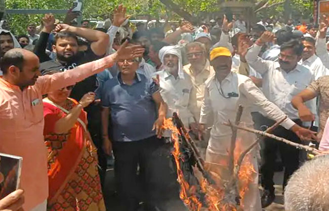 रेवाड़ी में आतंकवाद का पुतला फूंकते लोग। रेवाड़ी में आतंकवाद का पुतला फूंकते लोग।
