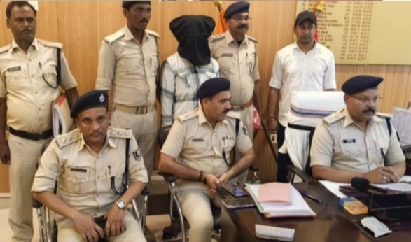 अररिया फोटो:एसपी प्रेस कांफ्रेंस में जानकारी देते अररिया फोटो:एसपी प्रेस कांफ्रेंस में जानकारी देते
