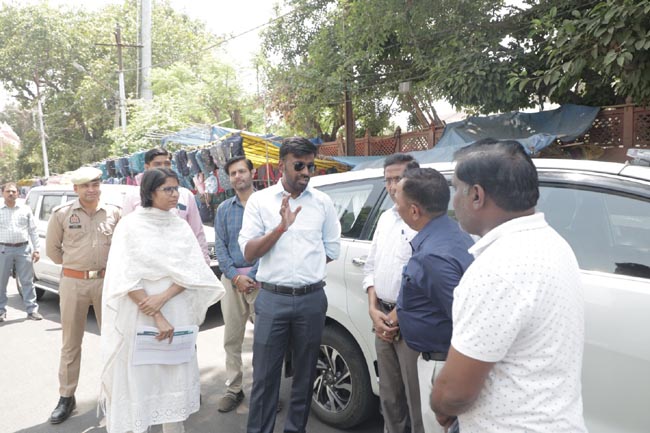 निरीक्षण करते नगर आयुक्त