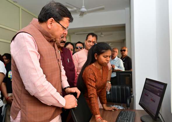 ऋषिकेश में चारधाम यात्रा व्यवस्थाओं काे परखते सीएम। ऋषिकेश में चारधाम यात्रा व्यवस्थाओं काे परखते सीएम।