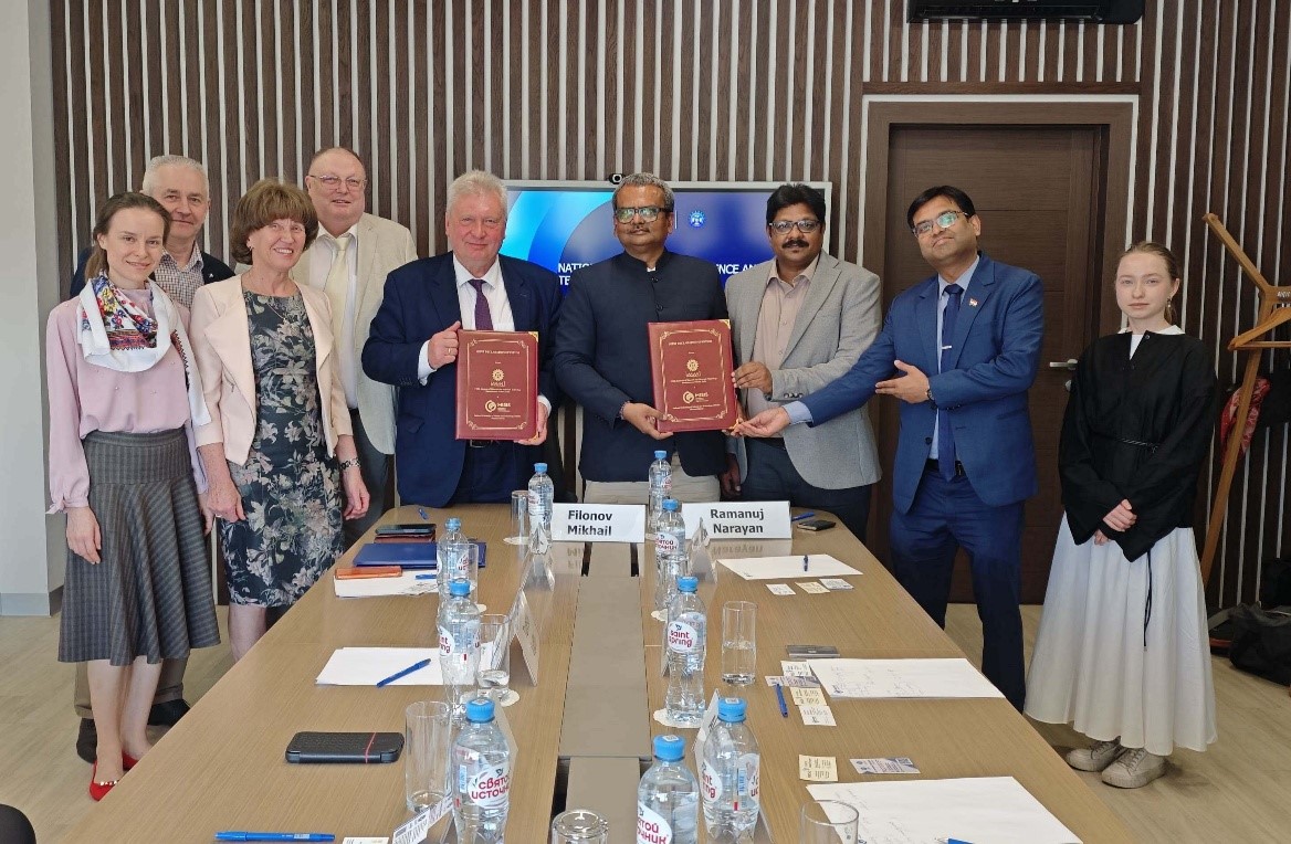 सीएसआईआर-आईएमएमटी के निदेशक डॉ. रामानुज नारायण ने दो अलग-अलग संयुक्त घोषणाओं पर हस्ताक्षर किए गए। सीएसआईआर-आईएमएमटी के निदेशक डॉ. रामानुज नारायण ने दो अलग-अलग संयुक्त घोषणाओं पर हस्ताक्षर किए गए।