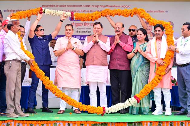 मुख्यमंत्री व अन्य अतिथियों का पुष्पहार पहनाकर स्वागत करते आयोजक।
