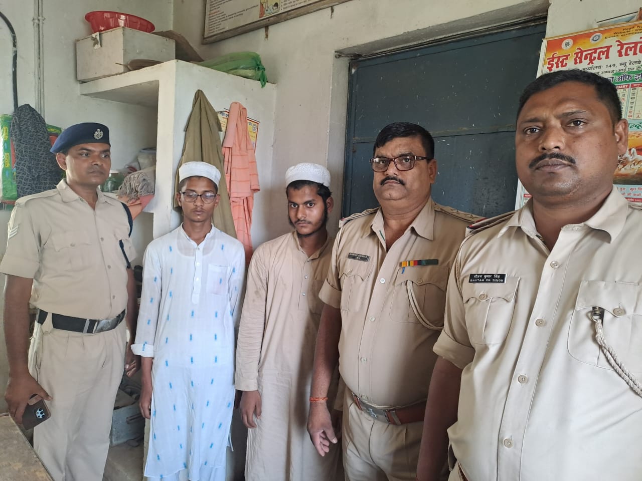 पेड्रौल क्लिप के साथ पकड़े गए मदरसा के छात्र पुलिस हिरासत में पेड्रौल क्लिप के साथ पकड़े गए मदरसा के छात्र पुलिस हिरासत में