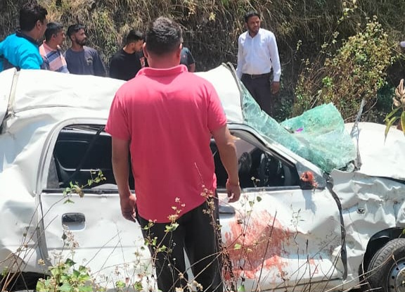 कार खाई में गिरी, दो की मौत कार खाई में गिरी, दो की मौत