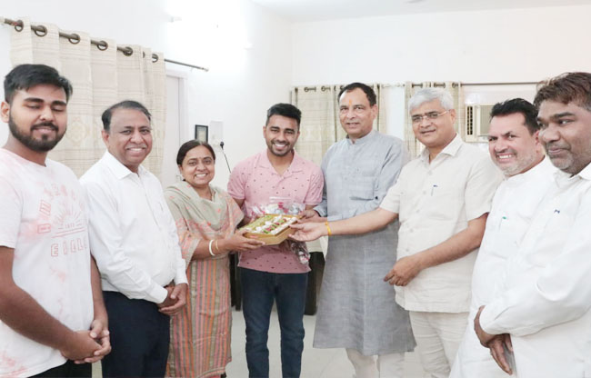 सोनीपत: डॉ. श्रेयक गर्ग को उनके घर पर बधाई देते हुए भाजपा प्रदेश अध्यक्ष मोहनलाल बडौली सोनीपत: डॉ. श्रेयक गर्ग को उनके घर पर बधाई देते हुए भाजपा प्रदेश अध्यक्ष मोहनलाल बडौली