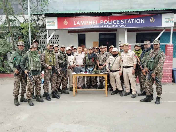मणिपुर में बरामद हथियार और विस्फोटकों की तस्वीर। मणिपुर में बरामद हथियार और विस्फोटकों की तस्वीर।