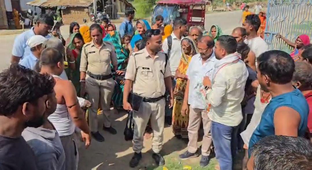 विद्यालय में मौजूद शिक्षक और ग्रामीण विद्यालय में मौजूद शिक्षक और ग्रामीण
