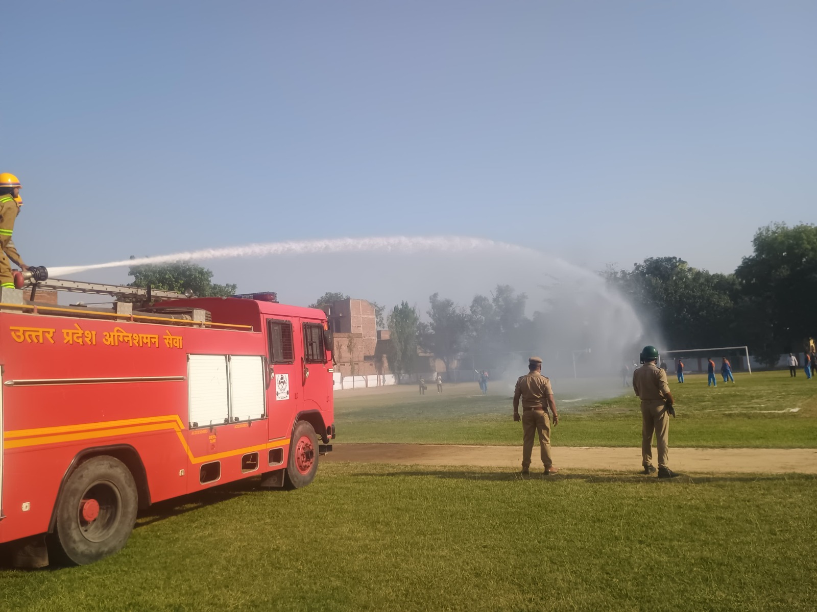 पुलिस लाइन के परेड ग्राउंड में दंगा नियंत्रण/बलवा ड्रिल का अभ्यास करते पुलिस जवान। पुलिस लाइन के परेड ग्राउंड में दंगा नियंत्रण/बलवा ड्रिल का अभ्यास करते पुलिस जवान।