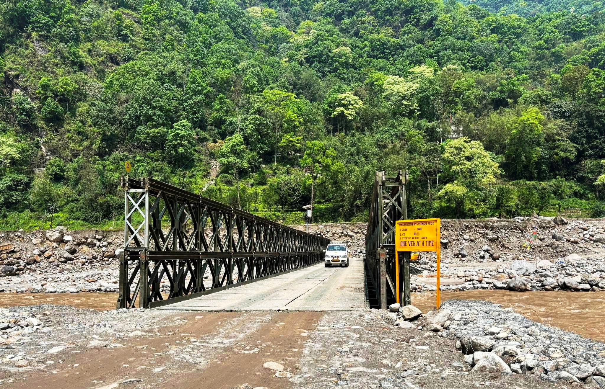 साङ्कालाङ बेली ब्रिजमा वाहन पार हुॅंदै साङ्कालाङ बेली ब्रिजमा वाहन पार हुॅंदै