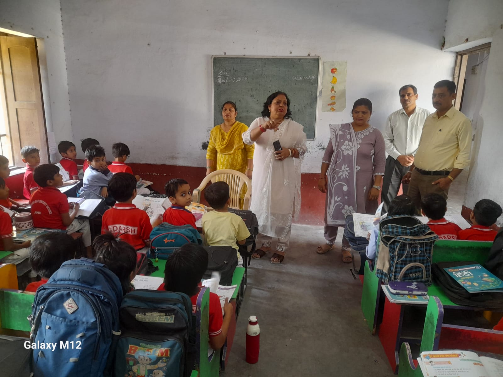 निजी स्कूल का निरीक्षण करते हुए हरियाणा राज्य बाल अधिकार संरक्षण आयोग की सदस्य मीना शर्मा। निजी स्कूल का निरीक्षण करते हुए हरियाणा राज्य बाल अधिकार संरक्षण आयोग की सदस्य मीना शर्मा।