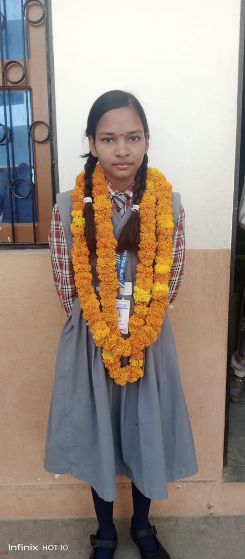 हाईस्कूल में स्कूल टॉपर आस्था प्रजापति की फाइल फोटो फोटो हाईस्कूल में स्कूल टॉपर आस्था प्रजापति की फाइल फोटो फोटो