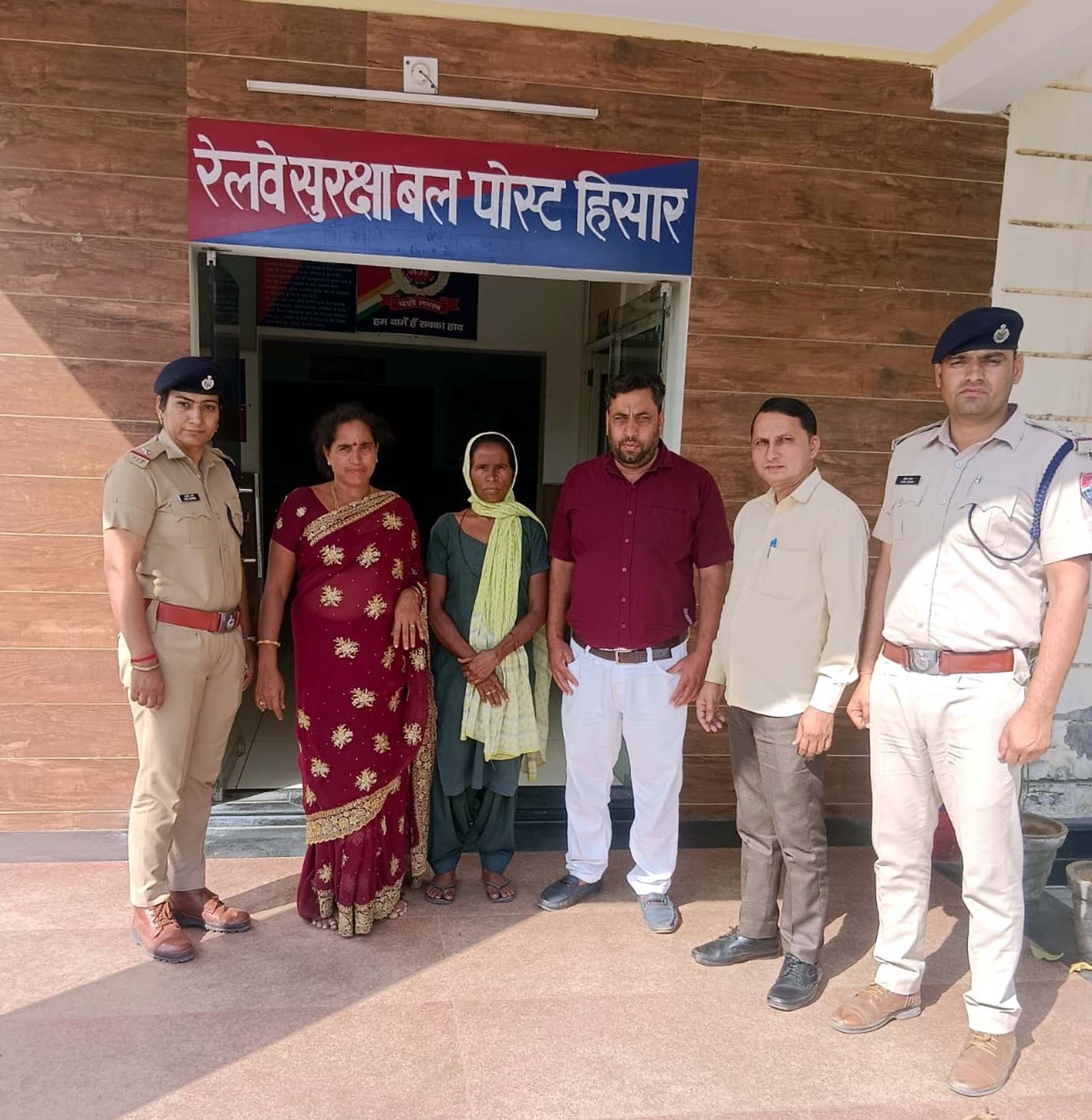 महिला को परिजनों से मिलवाते संस्था के पदाधिकारी व पुलिस। महिला को परिजनों से मिलवाते संस्था के पदाधिकारी व पुलिस।