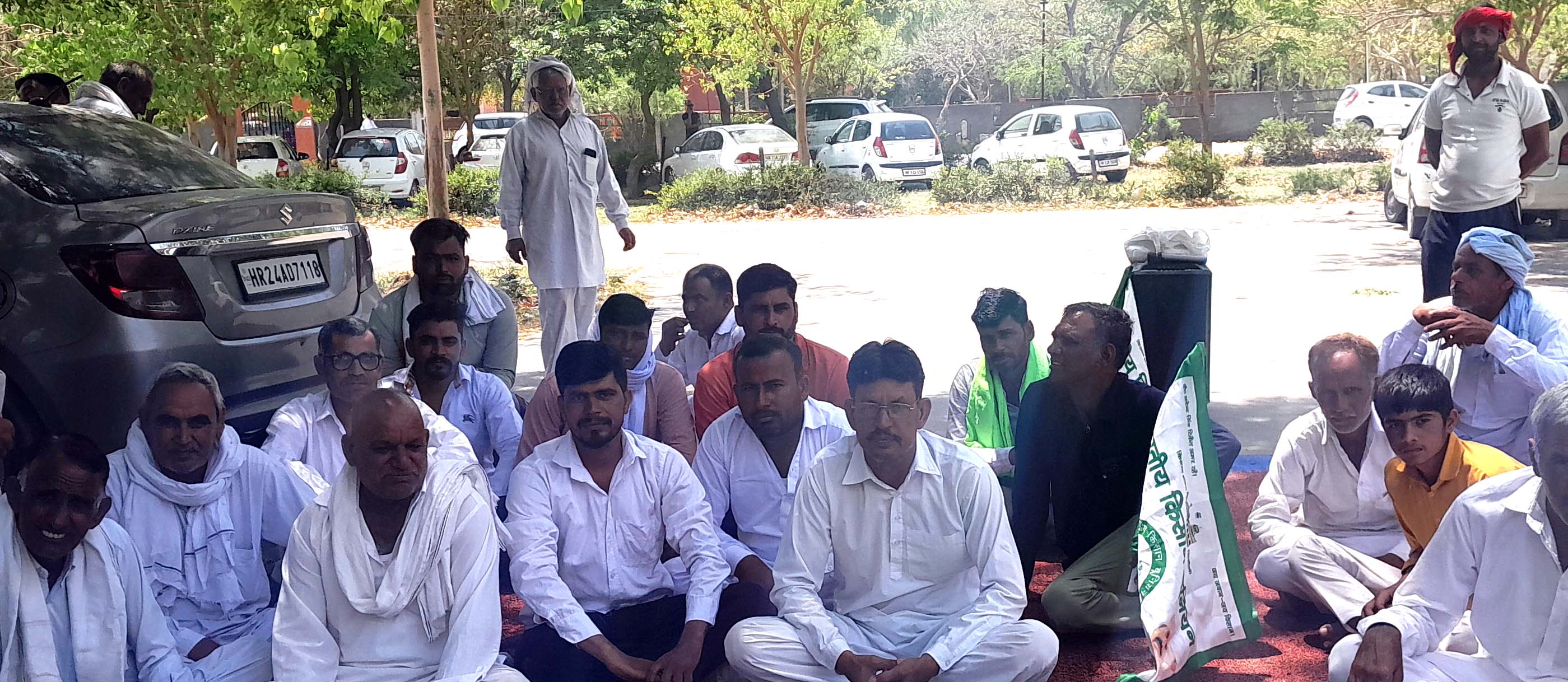 मुआवजे की मांग को लेकर लघुसचिवालय में धरना देते किसान।