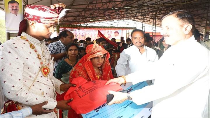 नरसिंहपुरः गाडरवारा में सामूहिक सम्मेलन में हुआ 91 जोड़ों का विवाह, मंत्री सिंह ने नवदम्पतित्यों को दिया आशीर्वाद नरसिंहपुरः गाडरवारा में सामूहिक सम्मेलन में हुआ 91 जोड़ों का विवाह, मंत्री सिंह ने नवदम्पतित्यों को दिया आशीर्वाद