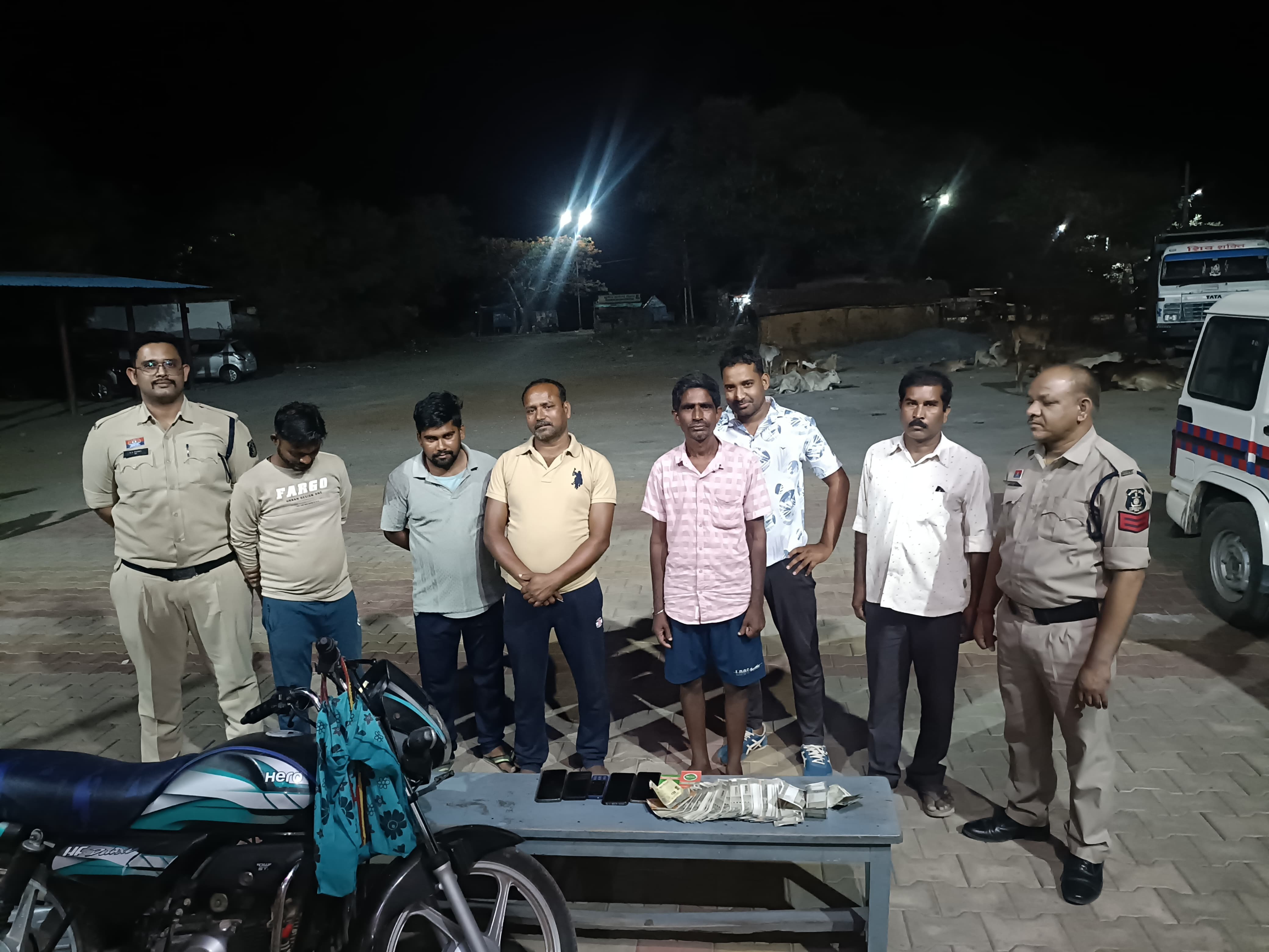 जांजगीर चांपा : जुआ खेलने वाले 6 आरोपियों को पुलिस ने किया गिरफ्तार जांजगीर चांपा : जुआ खेलने वाले 6 आरोपियों को पुलिस ने किया गिरफ्तार