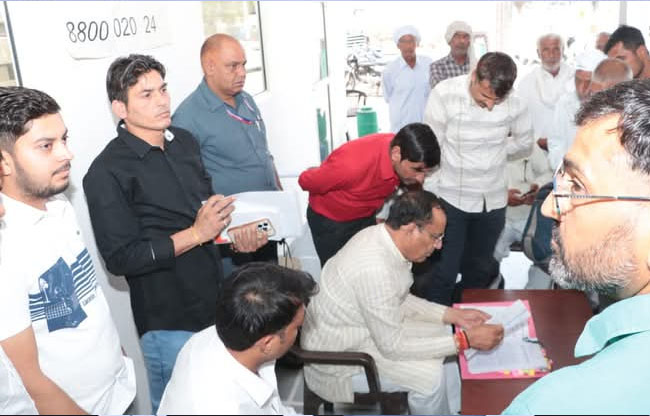 सोनीपत:लोगों की समस्याओं काे सुनते हुए भाजपा प्रदेश अध्यक्ष मोहन लाल बडौली