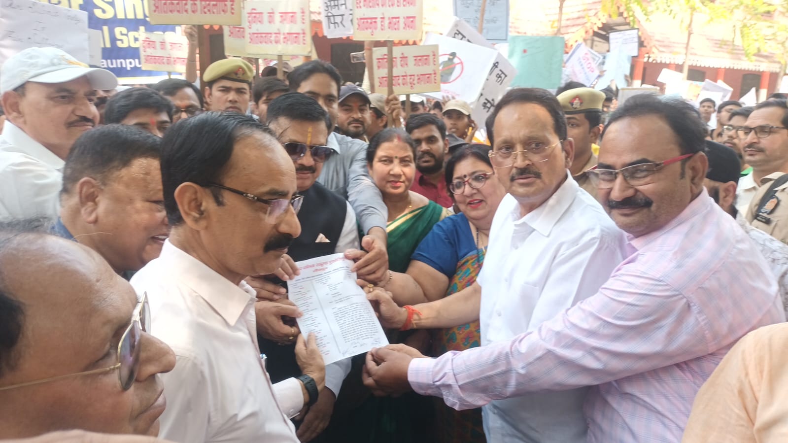 जिलाधिकारी को ज्ञापन देते हुए जौनपुर पब्लिक स्कूल एसोसिएशन के लोग जिलाधिकारी को ज्ञापन देते हुए जौनपुर पब्लिक स्कूल एसोसिएशन के लोग