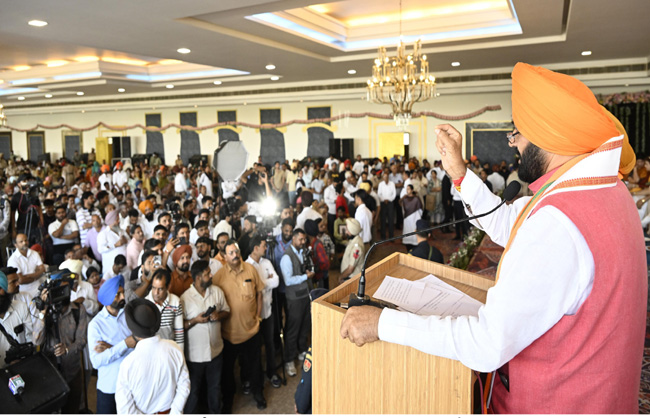 हरियाणा के मुख्यमंत्री नायब सैनी पंजाब के डेराबस्सी में जनसभा को संबोधित करते हुए हरियाणा के मुख्यमंत्री नायब सैनी पंजाब के डेराबस्सी में जनसभा को संबोधित करते हुए
