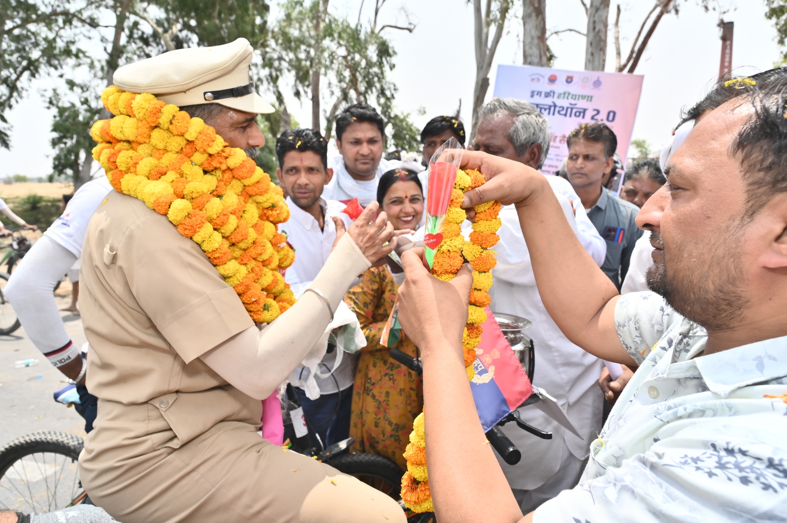 साइकिल यात्रा का स्वागत करते लोग। साइकिल यात्रा का स्वागत करते लोग।