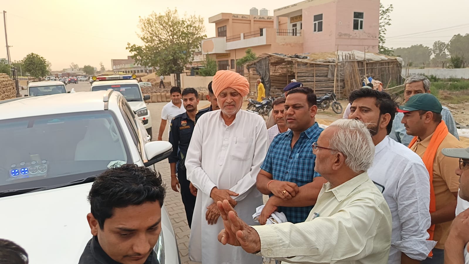 नई अनाजमंडी का निरीक्षण करते हुए कृषिमंत्री श्याम सिंह राणा। नई अनाजमंडी का निरीक्षण करते हुए कृषिमंत्री श्याम सिंह राणा।