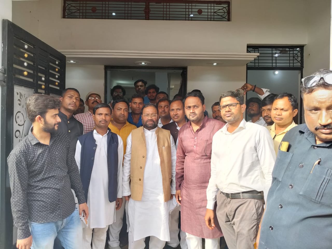 अपने कार्यकर्ता के साथ सभासद नीरज मौर्य के आवास पर स्वामी प्रसाद मौर्य अपने कार्यकर्ता के साथ सभासद नीरज मौर्य के आवास पर स्वामी प्रसाद मौर्य