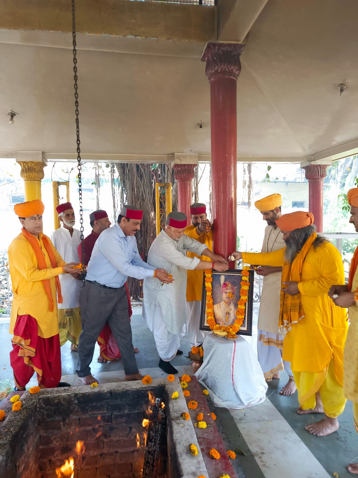 महाराजा हरि सिंह जी की पुण्यतिथि पर रघुनाथ मंदिर में पुष्पांजलि अर्पित की गई महाराजा हरि सिंह जी की पुण्यतिथि पर रघुनाथ मंदिर में पुष्पांजलि अर्पित की गई