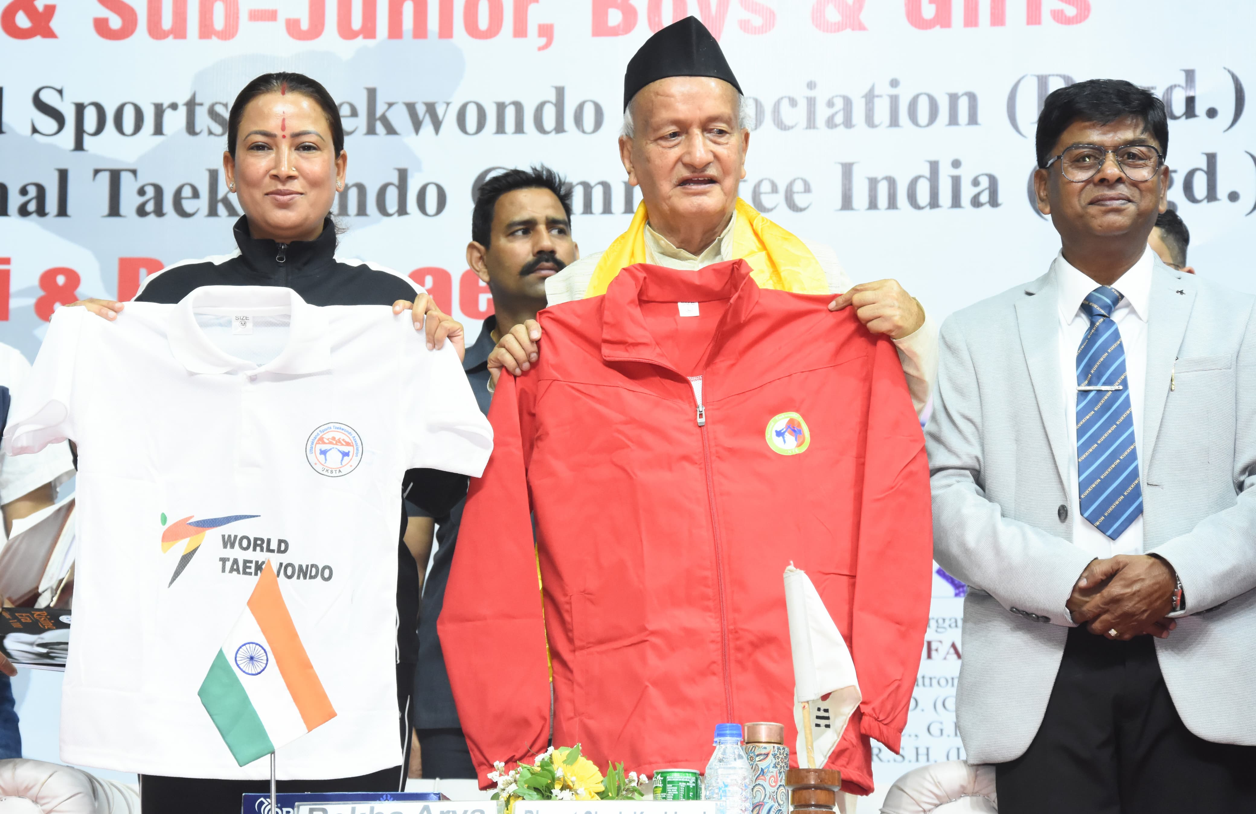 खेल मंत्री रेखा आर्य और भगत सिंह कोश्यारी ने प्रतियोगिता के टीशर्ट का लोकार्पण करते। खेल मंत्री रेखा आर्य और भगत सिंह कोश्यारी ने प्रतियोगिता के टीशर्ट का लोकार्पण करते।