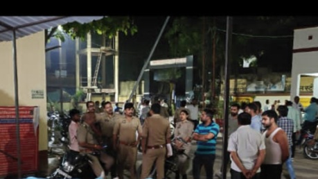 मार्ग दुर्घटना के बाद मौके पर ग्रामीणों की भायी भींड, घटना की तफशीश करती पुलिस मार्ग दुर्घटना के बाद मौके पर ग्रामीणों की भायी भींड, घटना की तफशीश करती पुलिस