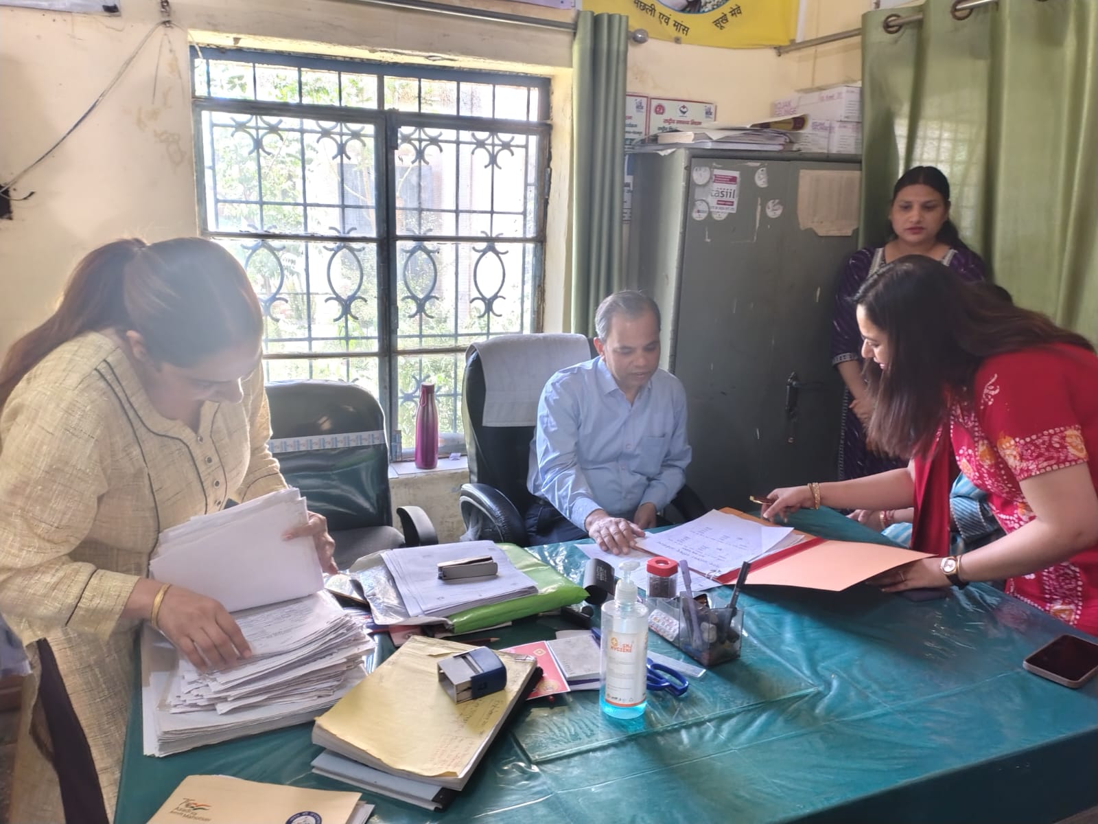 महा रजिस्ट्रार एवं जनगणना आयुक्त मृत्युंजय कुमार नारायण शनिवार को सामुदायिक स्वास्थ्य केंद्र डोरी वाला में जन्म मृत्यु पंजीकरण कार्य का निरीक्षण करते । महा रजिस्ट्रार एवं जनगणना आयुक्त मृत्युंजय कुमार नारायण शनिवार को सामुदायिक स्वास्थ्य केंद्र डोरी वाला में जन्म मृत्यु पंजीकरण कार्य का निरीक्षण करते ।