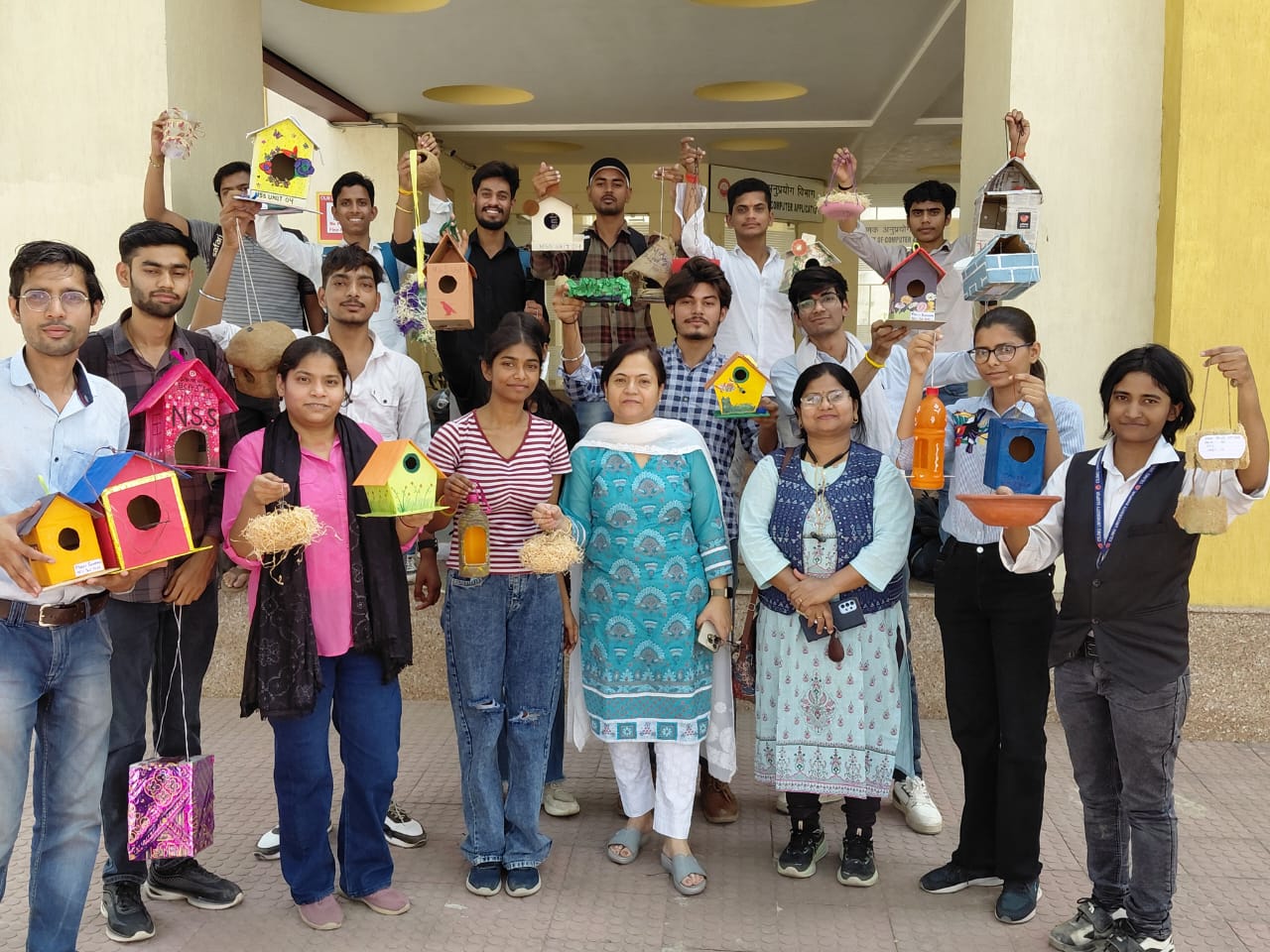 विश्वविद्यालय के परिसर में छात्र पक्षियों के लिए बनाये अन्न जल पात्र विश्वविद्यालय के परिसर में छात्र पक्षियों के लिए बनाये अन्न जल पात्र