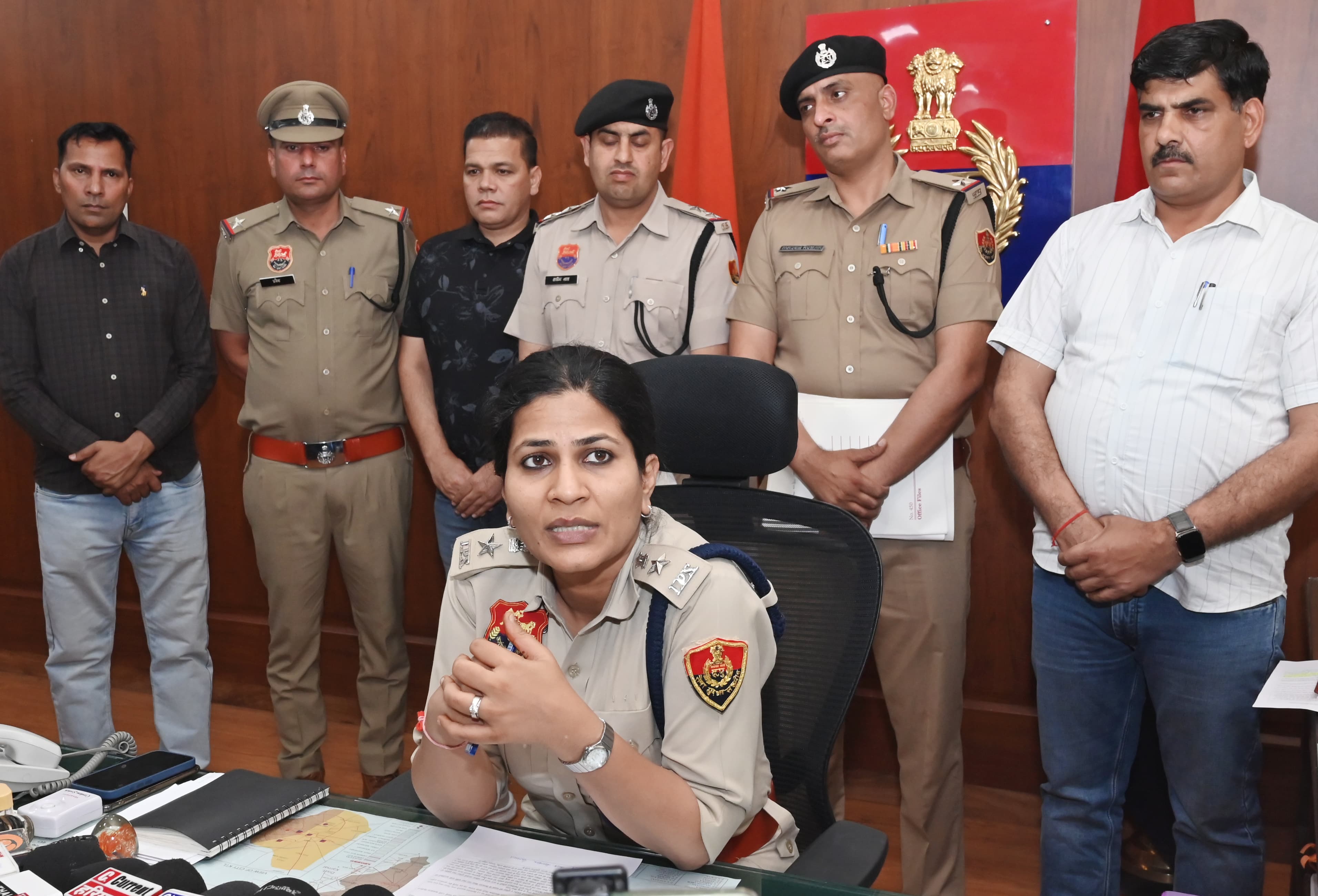 पत्रकारों को जानकारी देते हुए कैथल एसपी आस्था मोदी तथा पुलिस हिरासत मेें पकडे गए आरोपित। पत्रकारों को जानकारी देते हुए कैथल एसपी आस्था मोदी तथा पुलिस हिरासत मेें पकडे गए आरोपित।
