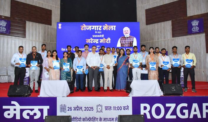 युवाओं के साथ केन्द्रीय राज्यमंत्री कीर्तिवर्धन सिंह युवाओं के साथ केन्द्रीय राज्यमंत्री कीर्तिवर्धन सिंह