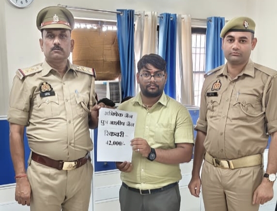 पैसे लौटवाती पुलिस टीम पैसे लौटवाती पुलिस टीम