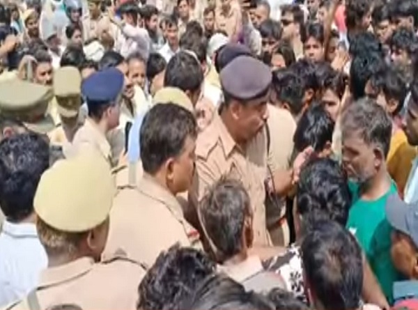 आक्रोशित भीड़ को समझाते पुलिस अधिकारी आक्रोशित भीड़ को समझाते पुलिस अधिकारी