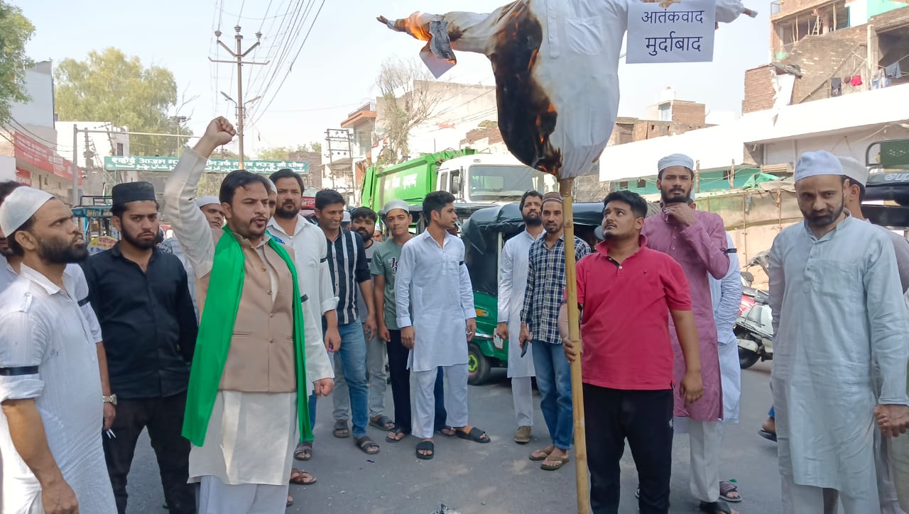 ऑल इंडिया मजलिस ए इत्तेहादुल मुस्लिमीन ने फूंका आतंकवाद का पुतला ऑल इंडिया मजलिस ए इत्तेहादुल मुस्लिमीन ने फूंका आतंकवाद का पुतला