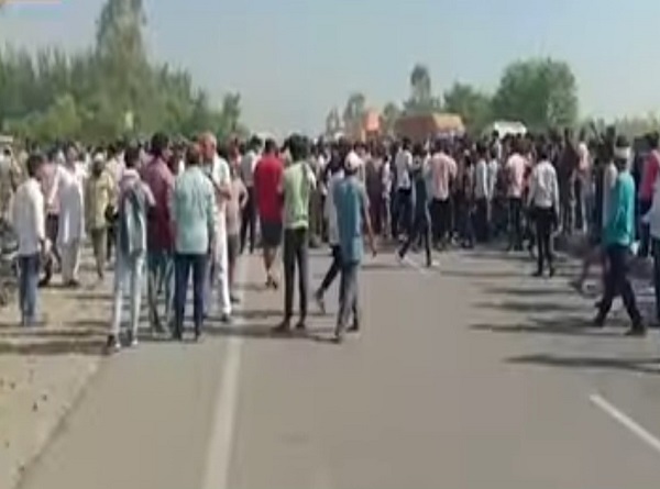 घटना के बाद ग्रामीणों की भीड़ घटना के बाद ग्रामीणों की भीड़