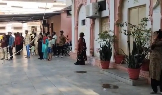 घटना स्थल पर पुलिस अधिकारी व अन्य घटना स्थल पर पुलिस अधिकारी व अन्य