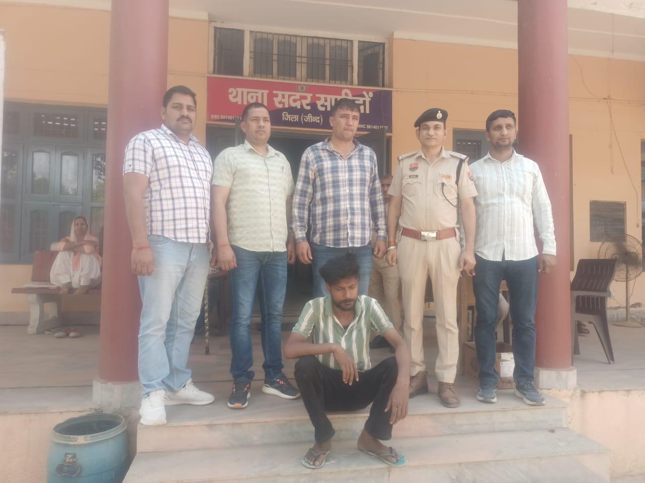 पुलिस गिरफ्त में आरोपित। पुलिस गिरफ्त में आरोपित।