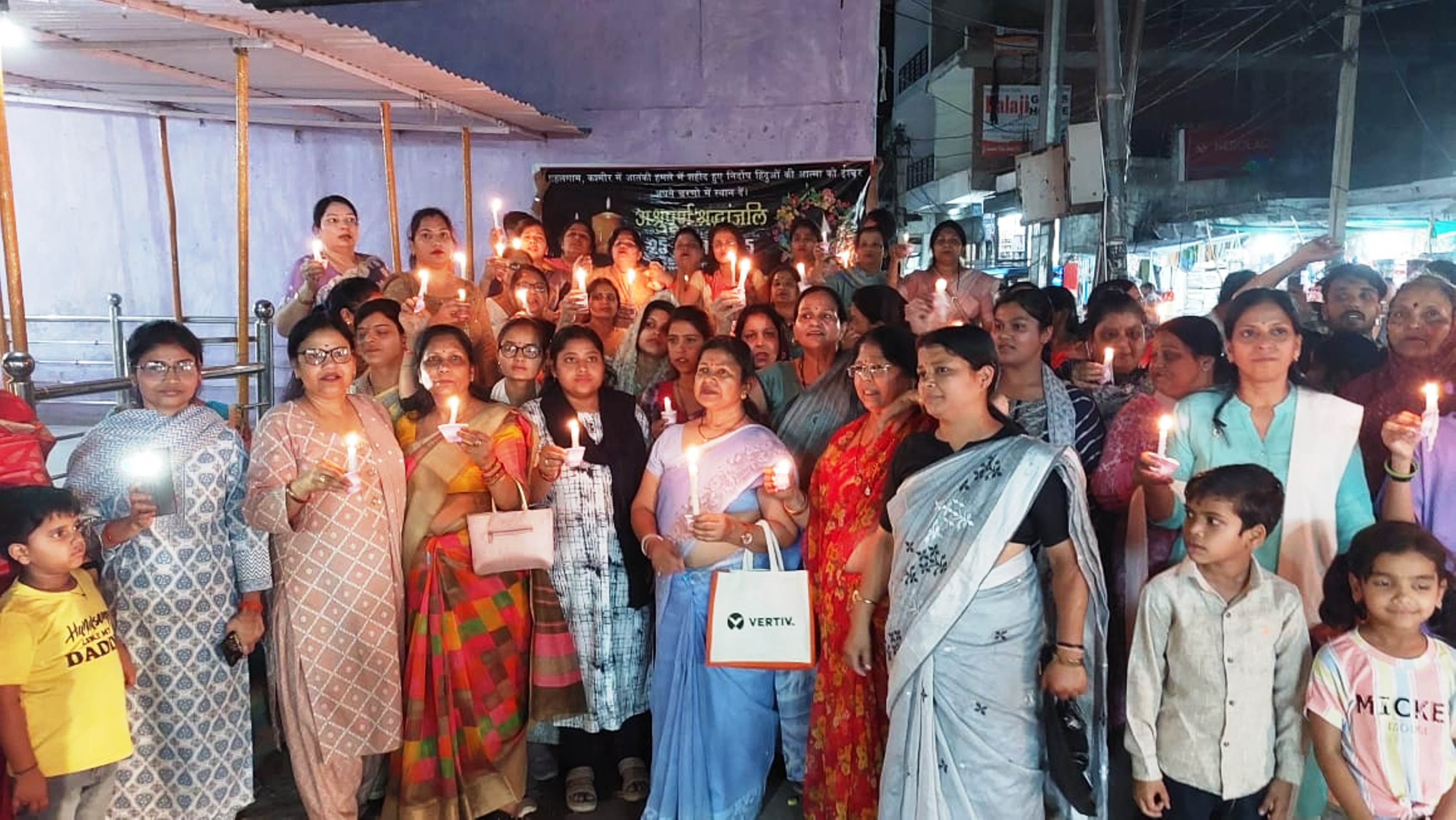 पहलगाम नरसंहार के विरोध में निकाला कैंडल मार्च पहलगाम नरसंहार के विरोध में निकाला कैंडल मार्च